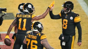 Aaron Rodgers and Steelers Freeze Out Dolphins, Stay Atop AFC North With 28-15 Win